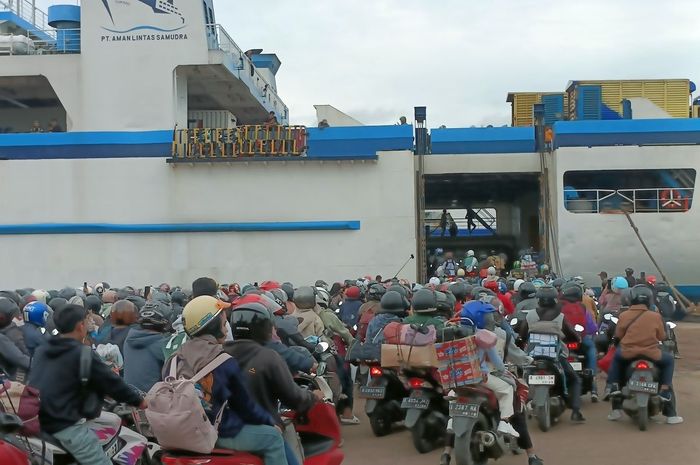 Pemudik motor menyeberang ke Sumatera melalui pelabuhan Ciwandan, kota Cilegon, Banten