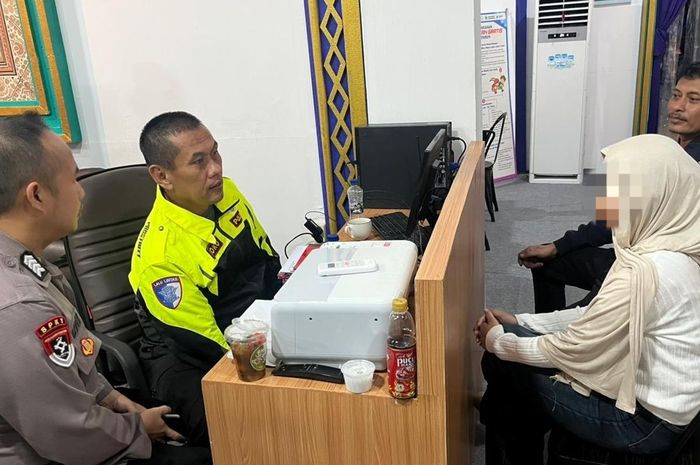 Wanita inisial W lapor Polisi di Pos Simpang Gadog setelah ditinggal di minimarket oleh teman lamanya saat perjalanan mudik bersama, benda berharga raib