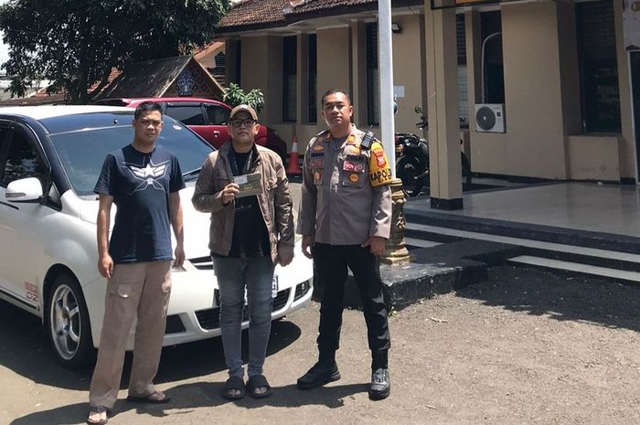 Foto tengah, Orlando Samuel (34) menerima kembali mobilnya Proton Exora warna putih dari Polsek Ciawi, Bogor yang sudah hilang dua tahun lalu