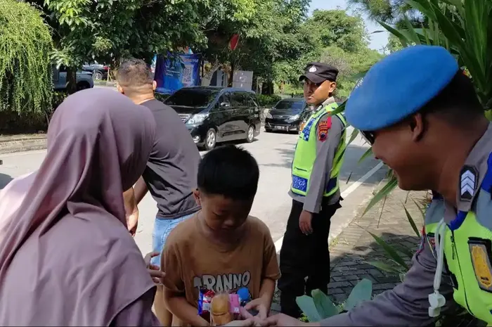 Anak yang sempat hilang terpisah akhirnya bertemu lagi dengan orangtuanya di rest area KM 429/A tol Semarang-Solo, (18/3/26)