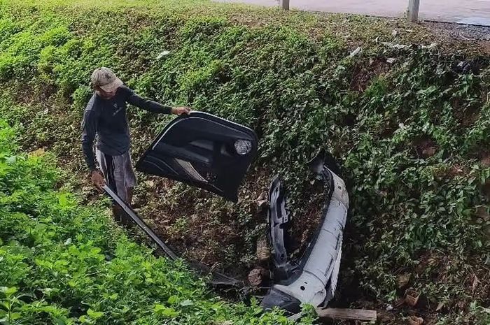 Temuan bodi mobil di pinggir jalan tol