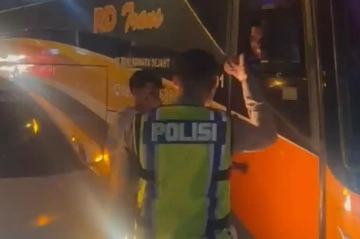 Polisi kejar Bus pemudik dari pemalang sampai Pekalongan demi bantu pemudik yang kehilangan barang ini