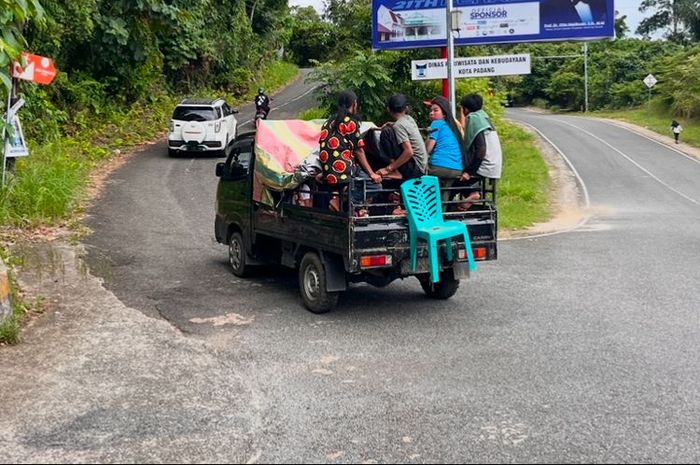 Pemandangan modifikasi mobil angkutan barang menjadi angkutan orang saat libur lebaran di sejumlah destinasi wisata di Kota Padang, Sumatera Barat, Senin (23/3/2026).