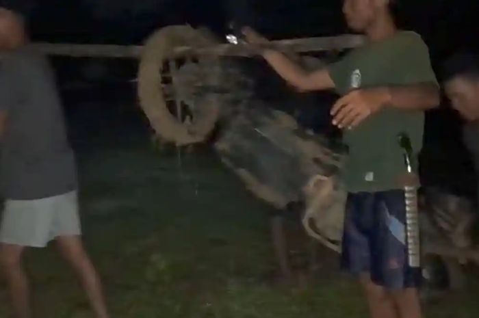 Pemudik sekeluarga nyasar di hutan Pemalang, niat cari jalur alternatif berujung apes