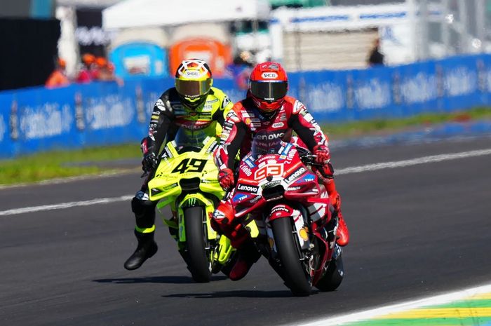 Duel antara pembalap Ducati, Marc Marquez (kanan) dan Fabio Di Giannantonio dari VR46 Racing Team (kiri) pada balapan MotoGP Brasil 2026, Minggu (22/3/2026).