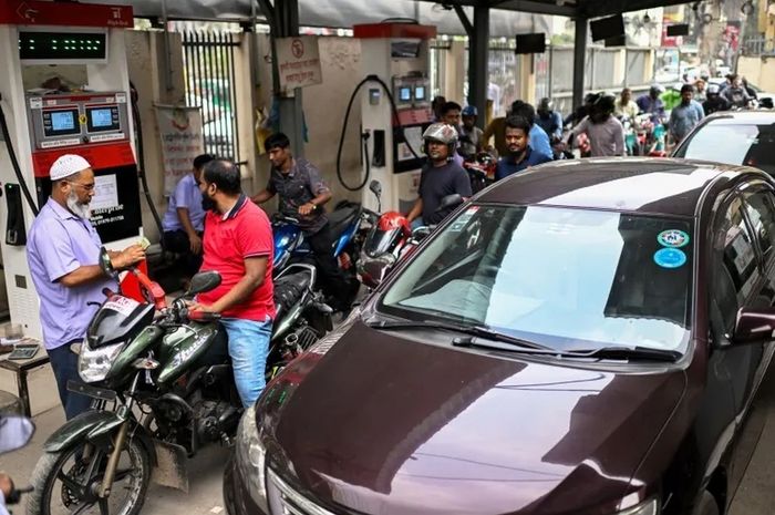 Antrean panjang pengisian BBM di SPBU kota Dhaka, Bangladesh