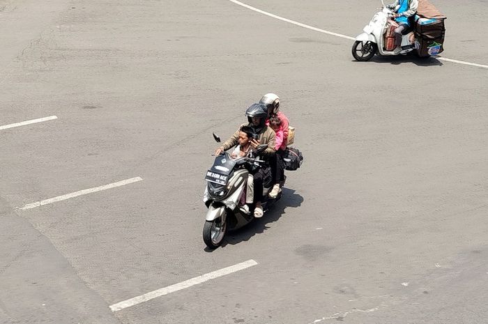 Fenomena pemudik motor 'cengpat' atau bonceng empat mulai muncul di pelabuhan Ketapang, Banyuwangi