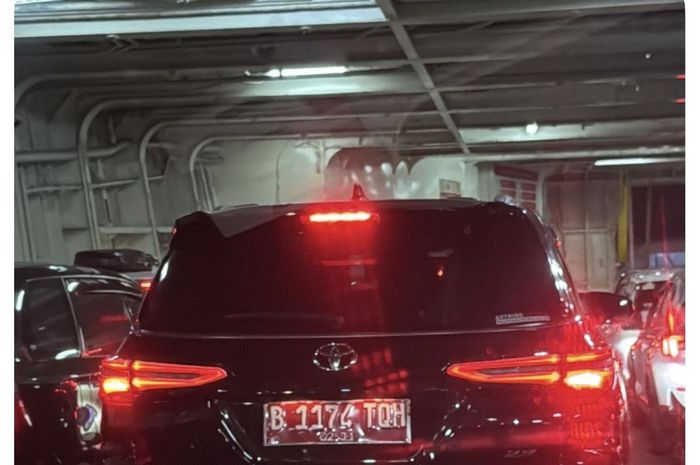 Toyota Fortuner dinas berpelat merah B 1174 TQH yang dipakai mudik lebaran di dalam kapal penyeberangan pelabuhan Merak-Bakauheni