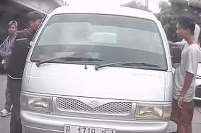 Suzuki Carry dikeruburi empat pria pemalak di Jakarta