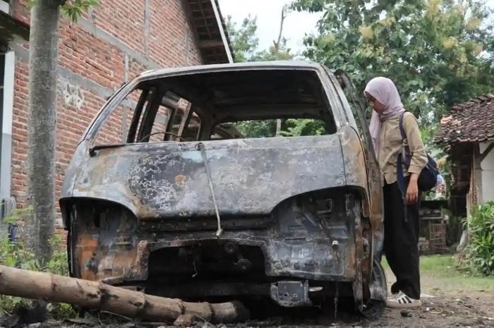 Daihatsu Espass jadi seonggok besi rongsokan usai dikepung api di Ponorogo