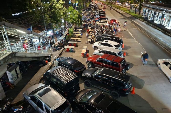 Kendaran dan meja pemilik usaha yang meluber hingga ke jalan Mayjen Sutoyo, Kamis (26/3/2026).