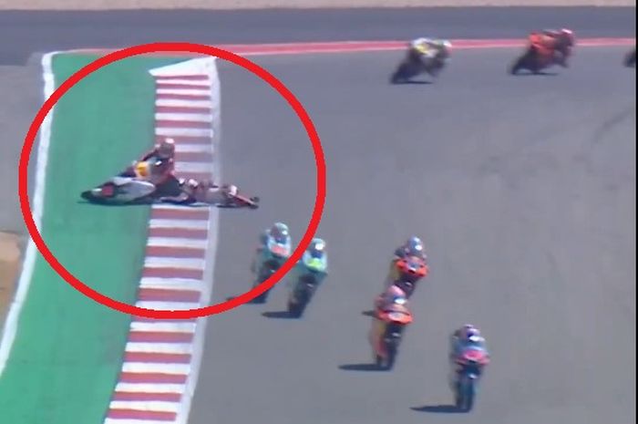 Dalam lingkaran merah Veda Ega Pratama saat mengalami highside keras di Moto3 Amerika 2026 di tikungan ke-11  Circuit of The Americas (COTA)