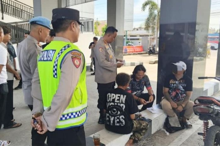 Polresta Cilacap menangkap dua preman yang memalak sopir dan kernet bus di terminal bus Cilacap, (24/3/26)