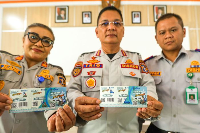 Dinas Perhubungan Surabaya menunjukan contoh voucher parkir 