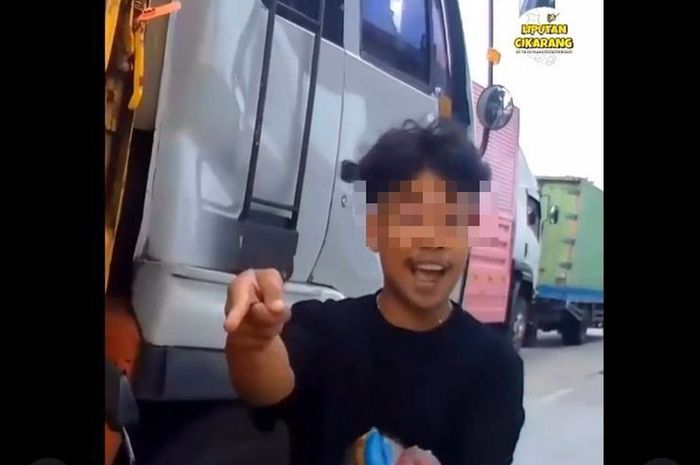 Pemotor songong bernama Farhan Fujianto yang mengaku-ngaku aparat saat ditegur melaju melawan arah di Jalan Raya Bekasi KM 21, Cakung Barat, Jakarta Timur