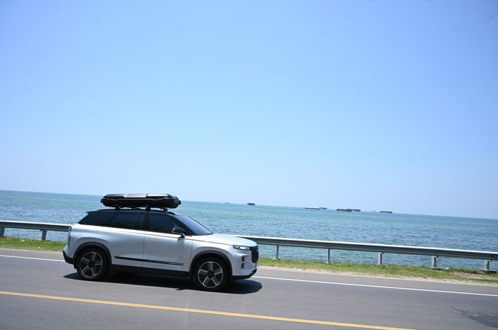 Tampak samping JAECOO J7 SHS-P