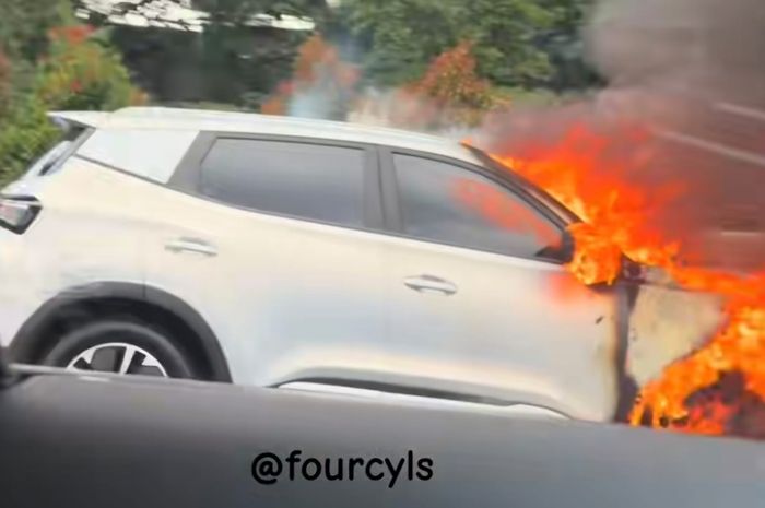 Kronologi Chery Tiggo Cross Terbakar di Tol Japek, Ini Kata Pabrikan (Tiktok: @fourcyls)