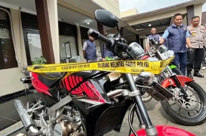 Empat unit Kawasaki Ninja 150 2-tak yang menjadi bukti kasus penipuan bisnis sarang burung walet di Semarang