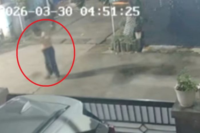 Dalam lingkaran merah warga berinisial TW saat menjadi korban penyiraman air keras di perumahan Bumi Sani, Kecamatan Tambun Selatan, Kabupaten Bekasi