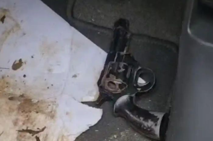 Pengemudi Brio terlibat cekcok dengan pemotor hingga mengeluarkan senjata api. 