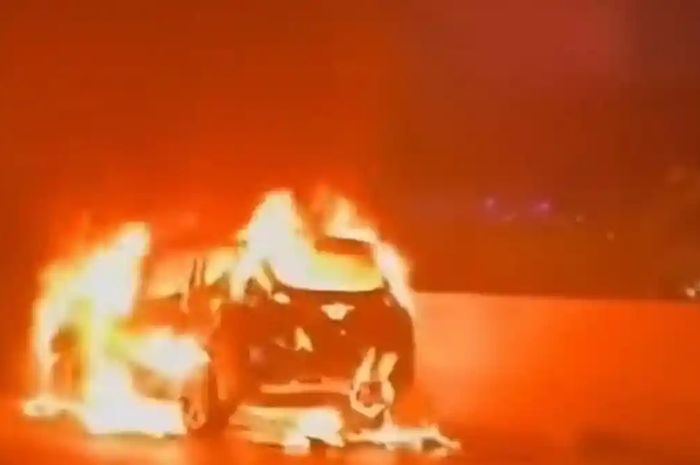 Mitsubishi Xpander dikerubuti api luar dalam dan berakhir ludes