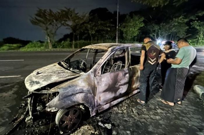 Toyota Avanza ludes diserbu api di Semarang usai isi BBMdi SPBU