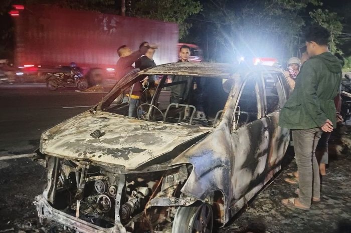 Bangkai Toyota Avanza yang terbakar setelah isi Pertalite Rp 200.000 di SPBU Silayur, Ngaliyan, kota Semarang, Jawa Tengah