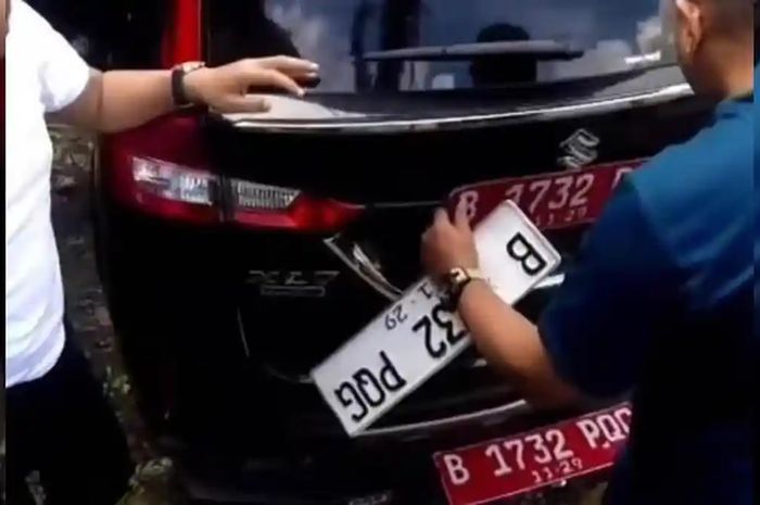 Mobil dinas nyamar jadi kendaraan pribadi saat melintas di puncak Bogor