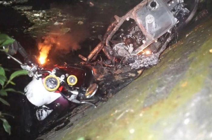 Yamaha Fino yang dibakar massa saat tawuran dua kelompok pemuda di Jalan Sungai Saddang, Makassar, kota Makassar, Sulawesi Selatan, (5/4/26) dini hari
