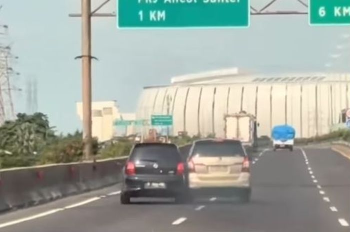 Cuplikan duel Toyota Kijang Innova vs Nissan Grand Livina di ruas Tol Akses Pelabuhan arah Tanjung Priok, Jakarta Utara