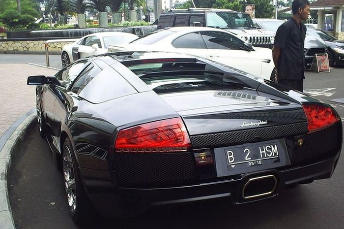 Ilustrasi pelat nomor cantik di Lamborghini Murcielago