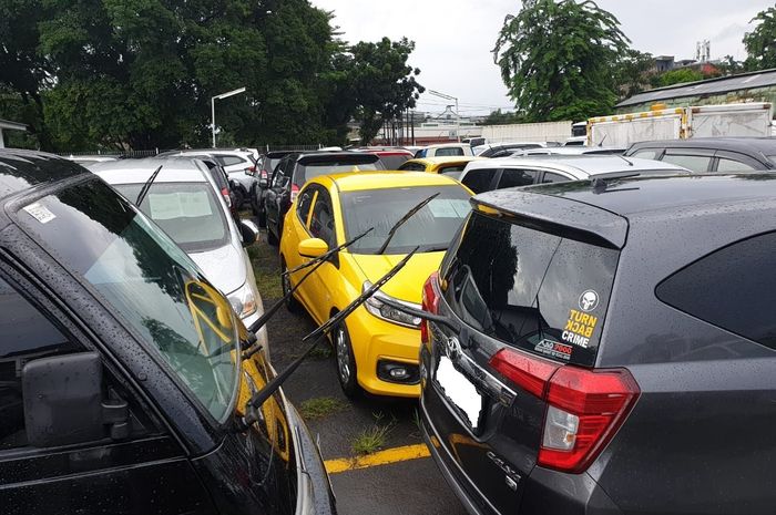 Ilustrasi mobil bekas di bursa