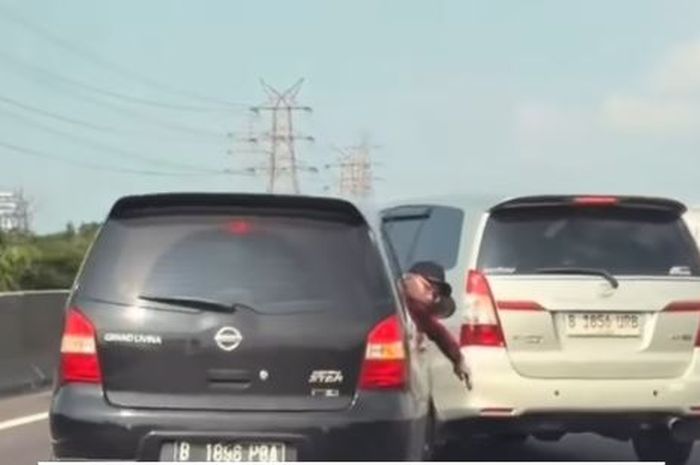 Setelah bersenggolan hingga menabrak pembatasan jalan, Toyota Kijang Innova mengadang Nissan Grand Livina di tengah ruas Tol Akses Pelabuhan arah Tanjung Priok, Jakarta Utara