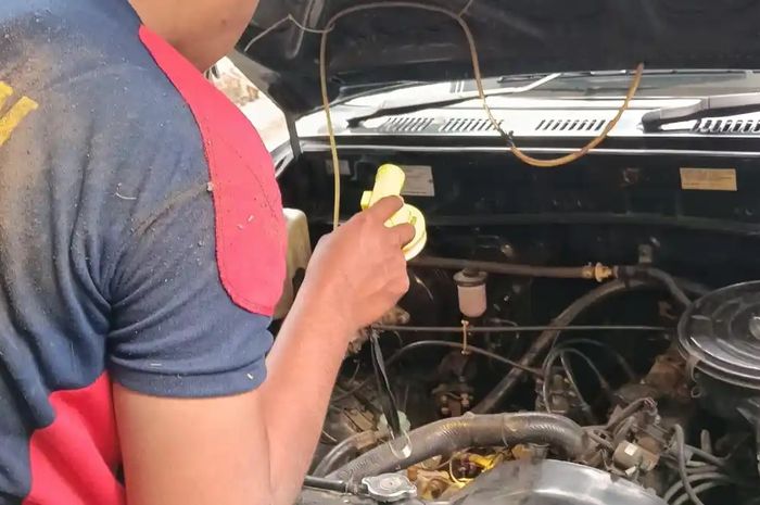 Petugas Damkar sisir ular yang ngumpet di ruang mesin mobil warga Kediri