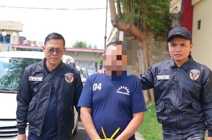 AS (tengah), pemilik truk penimbunan solar subsidi di Bandung, Jawa Barat dijatuhi pidana penjara 6 tahun dan denda Rp 60 miliar