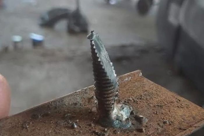 Ranjau baut runcing berpelat besi yang diamankan dari jalan desa Majakerta, Balongan, Indramayu, Jawa Barat, sudah beberapa motor dan mobil jadi korban