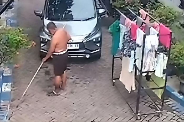 Lansia bernama Mashuda yang menutup sebagian jalan perumahan Sidokare Asri, Sidoarjo, Jawa Timur hingga menimbulkan konflik warga