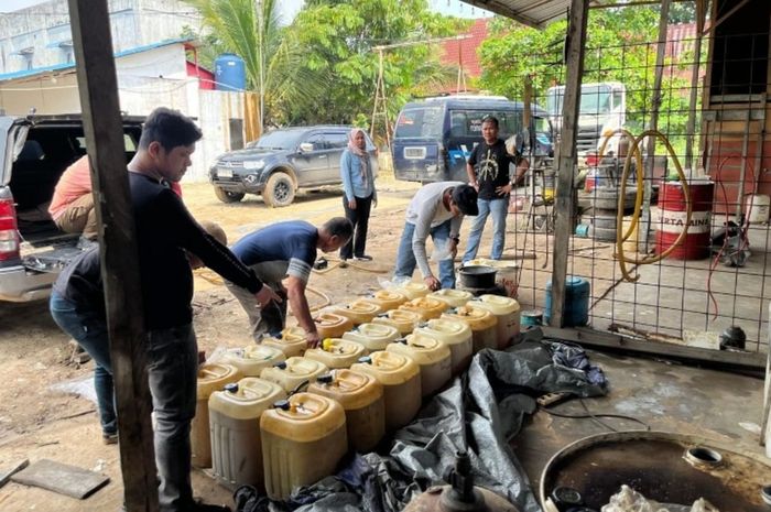 Barang bukti 5.000 liter Solar Subsidi yang diamankan dari mafia solar subsidi di kabupaten Pelalawan, Riau