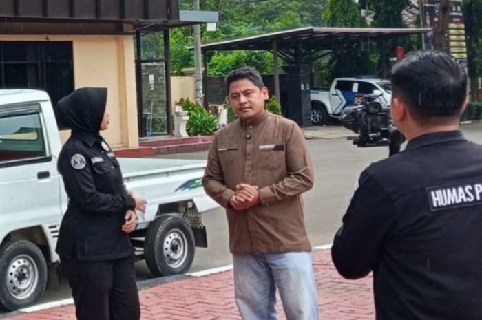 Ahmad Yani, (baju cokelat), warga Curug, kota Serang, Banten pemilik Suzuki Carry pikap putih di belakangnya yang sebelumnya sempat hilang dicuri dan sudah berhasil kembali