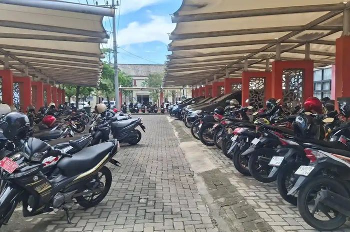 Parkir motor di lingkungan Pemkab Sumenep masih padat di tengah kebijakan efisiensi anggaran