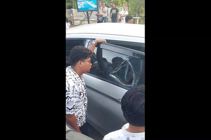 Kaca pintu tengah samping kiri Mitsubishi Xpander jemaat Gereja GTM Jemaat Musafir Lantora, Polewali, Polewali Mandar, Sulawesi Barat pecah dibobol maling
