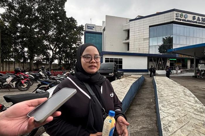 Sri, warga Ujungberung, kota Bandung yang merasa terbantu dengan kebijakan perpanjang STNK tanpa KTP pemilik lama saat membayar di kantor Samsat Soekarno-Hatta, kota Bandung, Jawa Barat