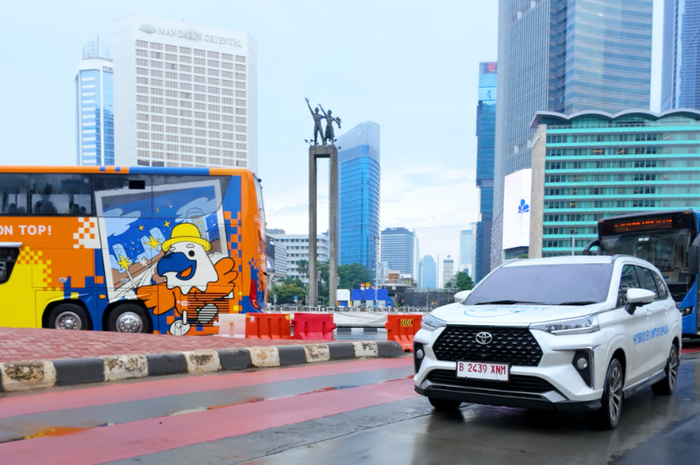 Toyota Veloz Hybrid EV melintas di kawasan Bundaran HI, Jakarta, dalam rangkaian perjalanan Lintas Nusa. 