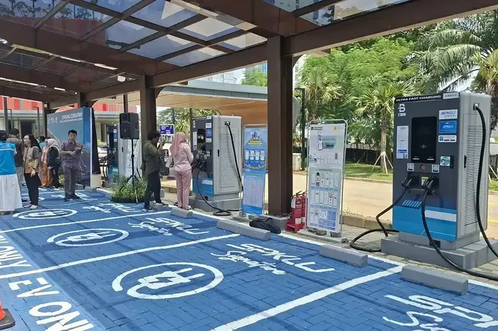 SPKLU Ulta Fast Charging yang terbesar di Indonesia berada di kawasan Summarecon Mall Bekasi, Kecamatan Bekasi Utara, Kota Bekasi