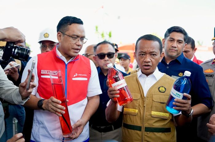 Menteri Energi dan Sumber Daya Mineral, Bahlil Lahadalia dan Direktur Utama (Dirut) PT Pertamina (Persero), Simon Aloysius Mantiri tunjukan BBM Pertamina Pertamax 92 dan Pertamax Turbo 98
