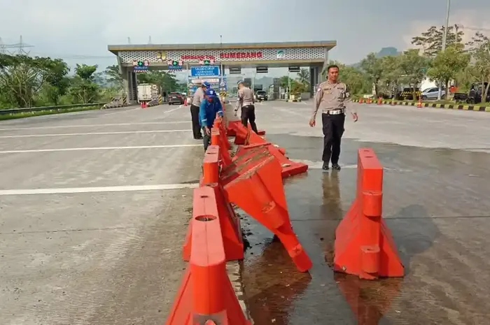 Polisi dan petugas PT CKJT menyiapkan water barrier untuk penerapan contra flow atau lawan arah di tol Cisumdawu menyul munculnya retakan jalan di KM mulai KM 207+300 sampai 207+400, tepatnya di wilayah Conggeang, Kabupaten Sumedang, Jawa Barat.