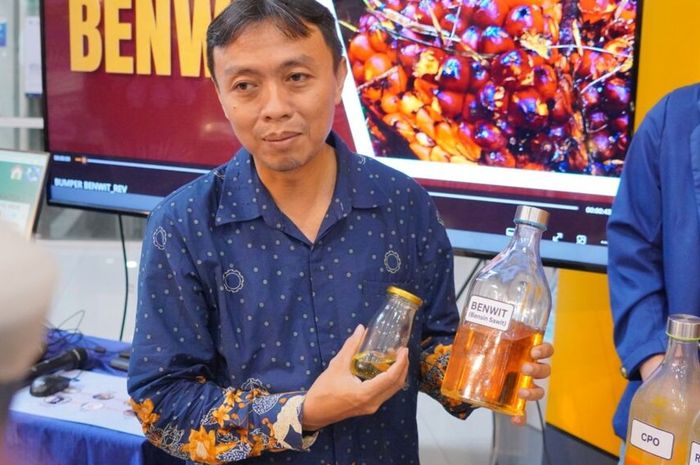 Peneliti Institut Teknologi Sepuluh Nopember (ITS) Surabaya, Dr. Hosta Ardhyanta menunjukan bensin olahan dari minyak sawit