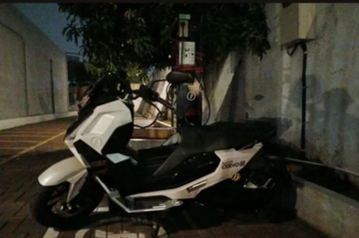 Motor listrik Alva Cervo milik Abay Akbar yang hilang kena begal modus hipnotis berhasil ditemukan sendiri berkat fitur pelacak yang dibantu dealer