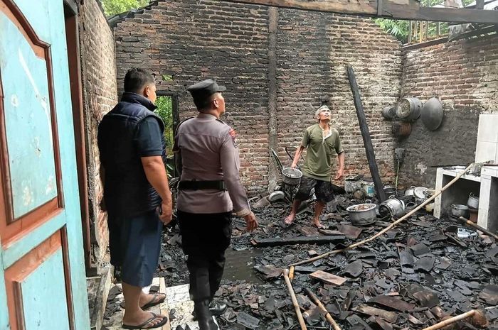 Kondisi dapur rumah Supriyoto (60) yang hangus usai terbakar saat memasak jajan pasar di padukuhan Bantar Kulon, Kalurahan Banguncipto, Kapanewon Sentolo, Kabupaten Kulon Progo, Daerah Istimewa Yogyakarta