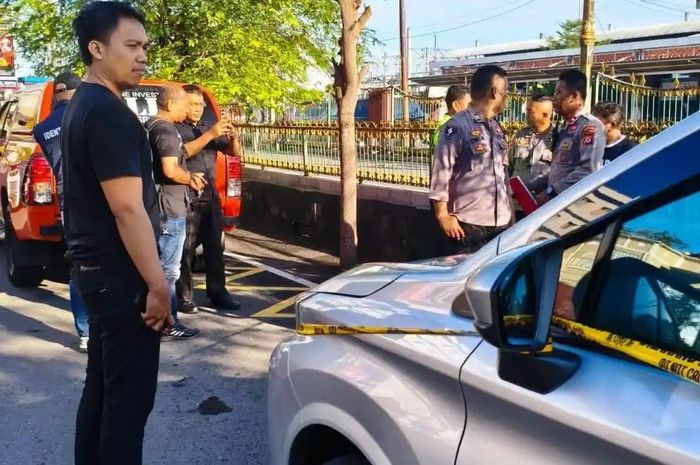 Temun jenazah di samping Daihatsu Xenia bikin geger warga Pasar Kembang Jogja